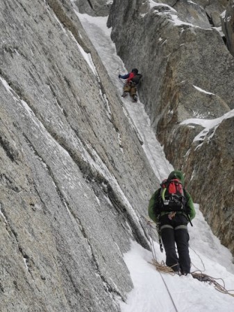 Rob Jarvis leading a classic goulotte on "Vent du dragon"
