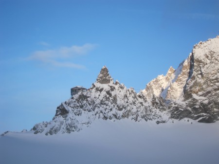 The well positioned Bertol hut.
